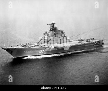 Eine Antenne Anschluss bogen Blick auf die sowjetische Flugzeugträger Kiew im Gange. Stockfoto