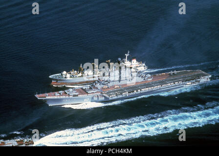 Eine Antenne Anschluss bogen Blick auf die sowjetische Flugzeugträger MINSK (CVHG), und Boris Chilikin Klasse öler während eines laufenden Nachschub. Stockfoto
