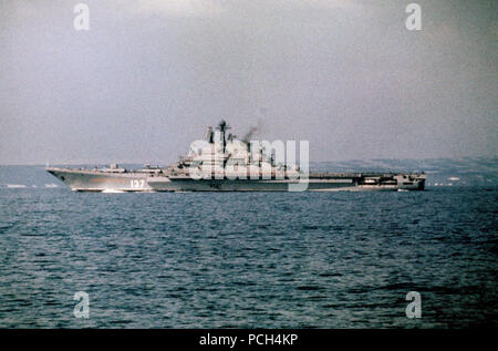 Ein port Strahl Blick auf die sowjetische Flugzeugträger NOWOROSSIJSK (CVHG 137) im Gange. Stockfoto