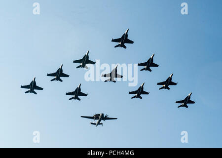 Philippinischen MEER (März 7, 2016) - Flugzeuge Carrier Air Wing (Cvw) 9 fliegen in Formation während einer Air Power Demonstration über USS John C Stennis (CVN 74) zugeordnet. Die Bereitstellung einer bereit, Kraft für die Sicherheit und Stabilität in der Indo-Asia - Pazifik, Stennis arbeitet als Teil der Großen Grüne Flotte in regelmäßigen 7 Flotte Bereitstellung. Stockfoto