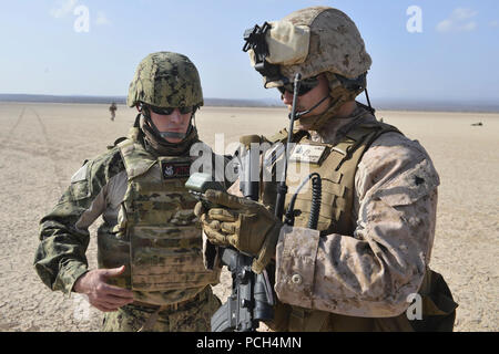 U.S. Navy Air-Traffic-Controller 1. Klasse Derel Derryberry und US Marine Corps Cpl. Vincent Depiazza prüfen Windgeschwindigkeit während der Durchführung aircraft Landing Zone Training zur Unterstützung der Combined Joint Task Force - Horn von Afrika, im Grand Bara, Dschibuti, Jan. 28, 2017. Die Ausbildung, durchgeführt mit der Marine Air Traffic Control Mobile Team (MMT), ermöglicht die Navy Air Traffic Controller Erfahrung, Praxis Konstruieren einer expeditionary Flugplatz und komplette Ausbildung und die Bereitschaft zu gewinnen. Combined Joint Task Force-Horn von Afrika ist eine multinationale Anstrengung theater Sicherheit Zusammenarbeit zu leiten Stockfoto