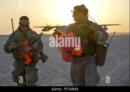 U.S. Navy Air-Traffic-Controller 1. Klasse Derel Derryberry und US Marine Corps Cpl. Vincent Depiazza VS-17 Signal marker panel Erholen während der Durchführung aircraft Landing Zone Training zur Unterstützung der Combined Joint Task Force - Horn von Afrika, im Grand Bara, Dschibuti, Jan. 28, 2017. Die Ausbildung, durchgeführt mit der Marine Air Traffic Control Mobile Team (MMT), ermöglicht die Navy Air Traffic Controller Erfahrung, Praxis Konstruieren einer expeditionary Flugplatz und komplette Ausbildung und die Bereitschaft zu gewinnen. Combined Joint Task Force-Horn von Afrika ist eine multinationale Anstrengung zur Durchführung der Stockfoto