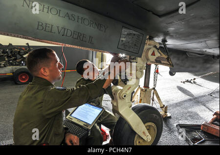 Cpl. Matthew Harrison (links), von Lubbock, Texas, und Cpl. Christian Lopez-Silva, aus San Juan, Puerto Rico, Wartung der Bugfahrwerk einer AV-8B Harrier II an Bord der Amphibisches Schiff USS Boxer (LHD4). Boxer ist das Flaggschiff der Boxer amphibische Gruppe und bereit, mit der begonnen 13 Marine Expeditionary Unit, ist zur Unterstützung der Maritime Security Operations und Theater Sicherheit Zusammenarbeit in den USA 5 Flotte Verantwortungsbereich eingesetzt. Stockfoto