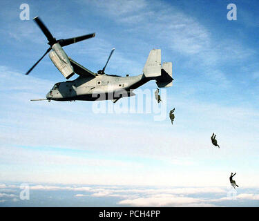 000100-M-0000 P-001 US Marine Corps Fallschirmspringer im freien Fall aus einer MV-22 Osprey bei 10.000 Fuß über der Drop Zone am Fort A.P. Hill, Virginia. am 31.01.17., 2000. Die Marines aus dem 2 Reconnaissance Battalion, 2nd Marine Expeditionary Force, Camp Lejeune, N.C., wurde der erste von der Osprey bereitzustellen. 21. Unter der Aufsicht der US-Armee Funktionsprüfung Befehl und das Marine Corps Systems Command vier erfolgreichen Sprünge aufgezeichnet wurden die V-22 für Fallschirm Service zu qualifizieren. Stockfoto