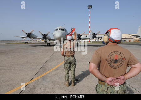 Aviation Ordnanceman Airman Brandon Cardon Signale an die Piloten der Patrouille Squadron 4 (VP-4) P-3C Orion Seeüberwachungsflugzeuge, dass er die Flugzeuge Gegenmaßnahme Dispensing System scharfgeschaltet ist. VP-4 ist die Durchführung von naval Operations in den USA 6 Flotte Bereich der Maßnahmen zur Unterstützung der US-amerikanischen nationalen Sicherheitsinteressen in Europa. Stockfoto