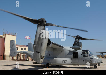 Eine MV-22 Osprey, von der Marine Medium Tiltrotor Squadron 162, wartet auf Lieferungen an US Naval Station Guantanamo Bay, 31.01.24. Das Flugzeug, eine Mission zu USS Bataan zu fliegen, ist hier zur Unterstützung der Operation einheitliche Antwort, die Bereitstellung humanitärer Hilfe für die Opfer des Erdbebens in Haiti Jan. 12. Stockfoto