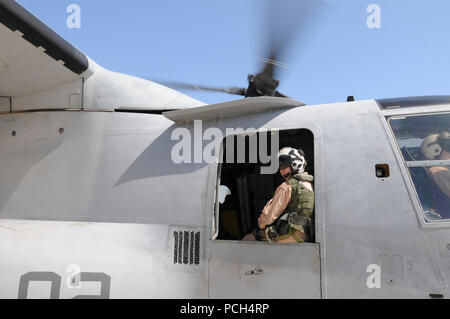 Marine Corps Staff Sgt. Jenna Kumdh, von der Marine Medium Tiltrotor Squadron 162, schaut aus dem Fenster eines MV-22 Osprey, gerade für andere Flugzeuge, die auf dem Flug Linie an der U.S. Naval Station Guantanamo Bay, 31.01.24. Das Flugzeug, festgelegt, um die USS Bataan mit Verbrauchsmaterialien für Haiti zu fliegen, ist hier zur Unterstützung der Operation einheitliche Antwort. Stockfoto