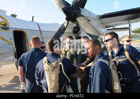 Marine Petty Officer 3rd Class Kenneth Powell, eine Aviation machinist mate, führt eine Gruppe jubeln mit seiner Crew an der U.S. Naval Station Guantanamo Bay Flugplatz vor der Teilnahme an einer humanitären Mission, 31.01.24. Die Flieger, die Mitglieder der Flotte Logistics Support Squadron, sind zur Unterstützung der Operation einheitliche Reaktion eingesetzt, Bereitstellung von Hilfe für Haiti nach dem Erdbeben Jan. 12, 2010. Stockfoto