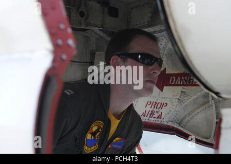 Navy lt Chris Koch führt eine Inspektion vor Abflug auf eine C-2 Greyhound aircraft am U.S. Naval Station Guantanamo Bay, 31.01.24. Koch nahm an einer Mission fliegen humanitäre Hilfe für Haiti zur Unterstützung der Operation United Antwort. Stockfoto