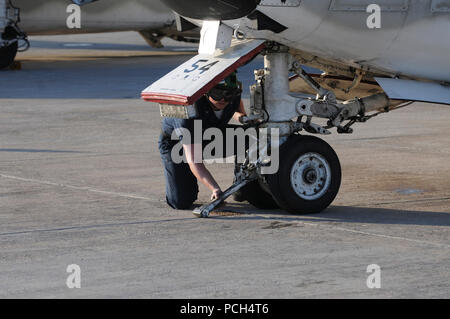 Marine Petty Officer 3rd Class Kenneth Powell, einer Luftfahrt Maschinisten mate, inspiziert das Bugrad gut auf Undichtigkeiten an einem C-2 Greyhound aircraft am U.S. Naval Station Guantanamo Bay, 31.01.24. Powell, zusammen mit anderen Mitgliedern der Fleet Logistics Support Squadron zur Unterstützung der Operation einheitliche Antwort Hilfe für Haiti bereitgestellt werden nach dem Jan. 12 Erdbeben. Stockfoto