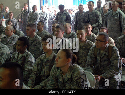 (Kabul, Afghanistan) eine Gruppe von United States Flieger hören Chief Master Sergeant der Luftwaffe (CMSAF), James A. Roy eine Rede während einer'' im Camp Eggers in Kabul, Afghanistan. CSMAF Roy besuchte Flieger am Lager Eggers die Moral zu gewährleisten und mögliche Probleme mit der gemeinsamen militärischen Umfeld in Afghanistan schaffen. Stockfoto