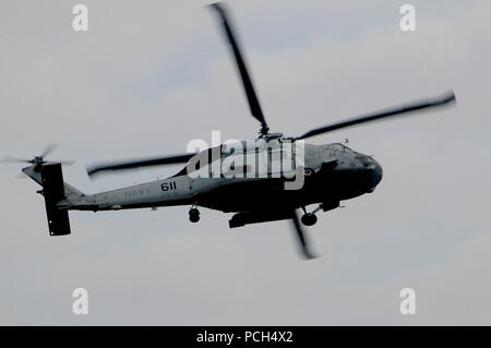 Ein SH-60F Seahawk Hubschrauber auf die "Indianer" der Hubschrauber Anti-Submarine Squadron 6 Fliegen Flugzeug guard während Flugbetrieb zugewiesen an Bord der Flugzeugträger USS Nimitz. Der Nimitz Carrier Strike Group ist die Durchführung von Operationen in den USA 7 Flotte der Verantwortung zur Unterstützung der Maritimen Strategie. Stockfoto