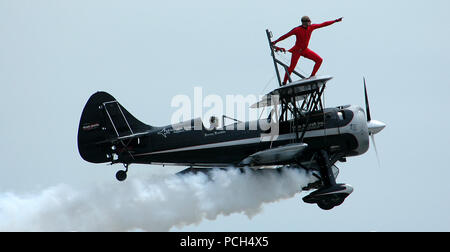 Öffner (Apr. 16, 2005) Р Kyle Franklin schlägt eine während seiner Wing walking Routine Pose auf der oberen Tragfläche eines Jet-powered Waco bi-plane, von seinem Vater, Jimmy Franklin, während der 2005 Coastal Carolina Air Show in Wilmington, N.C. geflogen Die 1940 Waco bi-Plane ist mit einer T-38 Talon J-85 Jet Engine zusammen mit dem 450 PS starken Pratt & Whitney radial prop-Motor ausgestattet sind. Mit beiden Motoren drehen der Jet Waco stellt über 4.500 Pfund Schub an über 2.000 PS Leistung. In diesem Jahr Air Show präsentiert zivile und militärische Flugzeuge von bewaffneten Kräfte der Nation, die viele flight Demonstration zur Verfügung gestellt Stockfoto