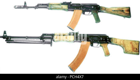 Eine Ansicht von der linken Seite einer 5,45 mm Sowjetischen AK-74-Sturmgewehr, oben, und eine 5,45 mm RPK-74 Light Machine Gun, unten. Die RPK-74 ist die Light Machine Gun Version der AK-74 und hat eine längere, schwerere Zylinder, einer größeren Zeitschrift und einem angeschlossenen Zweibein. Stockfoto