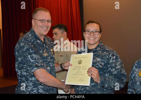 BANGOR, Washington (Sept. 21, 2016) - Kapitän Alan Schrader, Naval Base Kitsap (NBK) kommandierenden Offizier, präsentiert Seaman Miranda Merritt mit einer guten Führung Medaille während alles - Hände Anruf am NBK-Bangor Kino und Theater statt. Mehr als 30 Auszeichnungen und Dekorationen wurden die Segler während der Anlass geschenkt. Es war Schrader das erste All-Hallen Anruf als NBK CO. Stockfoto