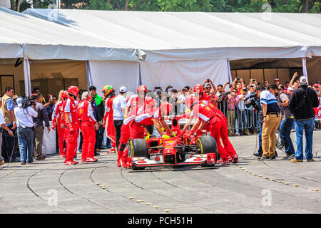 Mexiko City, Mexiko - 08 Juli, 2015: Pit Crew halten das Auto in der Ferrari Zelt, bis die nächste Runde. Bei der Scuderia Ferrari Straße Demo von Telcel - ad infinitum. Stockfoto