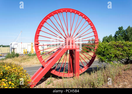 Riemenscheibe aus dem Bergbau Zeche auf Anzeige außerhalb des Stadion des Lichts, Vaux Brauerei Weg, Sunderland, Tyne und Wear, England, Vereinigtes Königreich Stockfoto