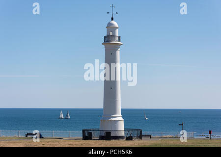 Meik's Gusseisen weißen Leuchtturm und Promenade, Seaburn, Sunderland, Tyne und Wear, England, Vereinigtes Königreich Stockfoto