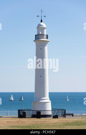 Meik's Gusseisen weißen Leuchtturm und Promenade, Seaburn, Sunderland, Tyne und Wear, England, Vereinigtes Königreich Stockfoto