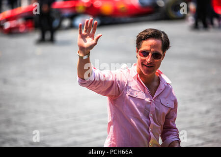 Mexiko City, Mexiko - 08 Juli, 2015: Mario Dominguez seine Hand winkte den Menschen zu. Bei der Scuderia Ferrari Straße Demo von Telcel - ad infinitum. Stockfoto