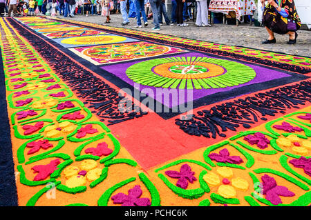 Antigua, Guatemala - 17. April 2011: die Heilige Woche Prozession Teppich in der kolonialen Stadt mit dem berühmtesten Feierlichkeiten zur Karwoche in Lateinamerika. Stockfoto