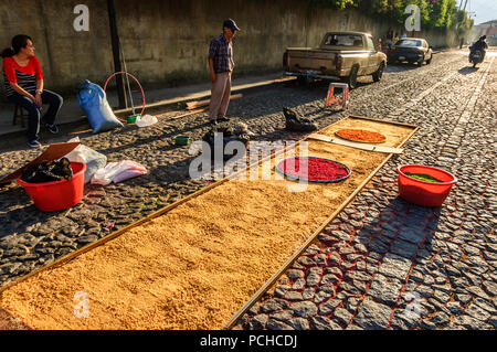 Antigua, Guatemala - 3. April 2015: Einheimische, die Karfreitagsprozession Teppich in der Stadt machen, mit dem berühmtesten Feierlichkeiten zur Karwoche in Lateinamerika. Stockfoto