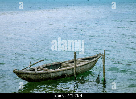 Ein Boot schwimmend im Blue Waters Stockfoto