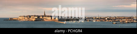 Panoramablick auf die Stadt mit Mauern, der historischen französischen Hafen in Saint-Malo in der Bretagne an der Kanalküste, Frankreich. Stockfoto