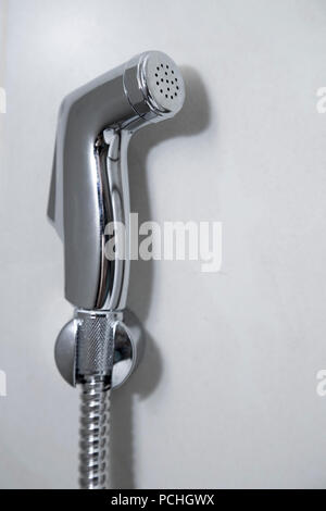 Bidet Dusche an der Wand hängt in der Toilette Stockfoto