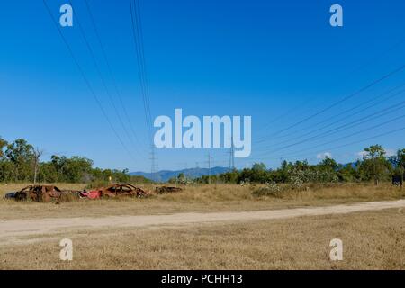 Freileitungen und Türmen über der australischen Landschaft gehen, Townsville, Queensland, Australien Stockfoto