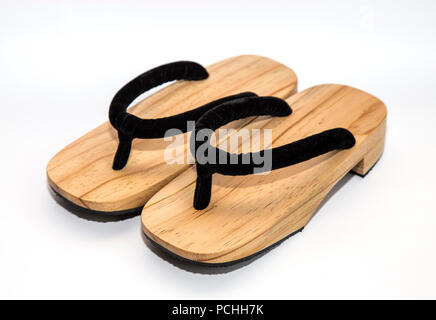 Holz- Japanische Sandalen auf weißem Hintergrund Stockfoto