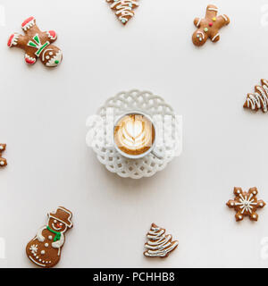 Bei einer Tasse frisch aromatisierte Cappuccino. Die Landschaft in der Nähe von Weihnachten oder Neujahr Stil. Weihnachten Konzept. Stockfoto