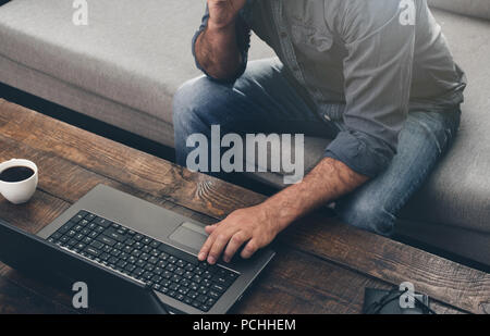 Männer Hände Eingeben von Text auf der Tastatur des Laptops. Unternehmer arbeiten mit Laptop zu Hause Büro. Stockfoto