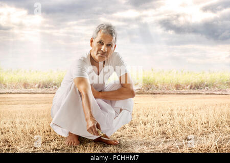 Indische senior Bauer Arbeiten in seinem Feld am Bauernhof Stockfoto