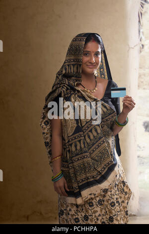 Portrait von Indischen ländlichen Frau mit Kreditkarte Stockfoto