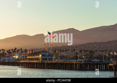 Ansicht der Stearns Wharf und das Santa Barbara city im Hintergrund, bei Sonnenuntergang, Santa Barbara, Kalifornien, USA. Stockfoto