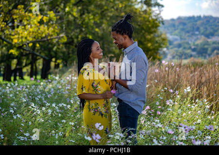 Paar Hände halten in einem Feld und Lachen Stockfoto