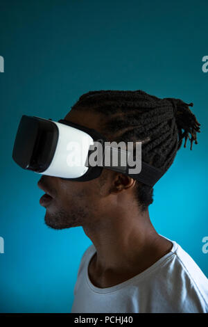 Profil anzeigen von einem afrikanischen Mann durch VR-Headset suchen Stockfoto