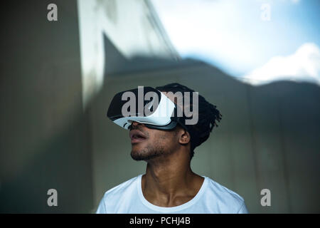 Afrikanischer Mann durch VR-Headset suchen Stockfoto