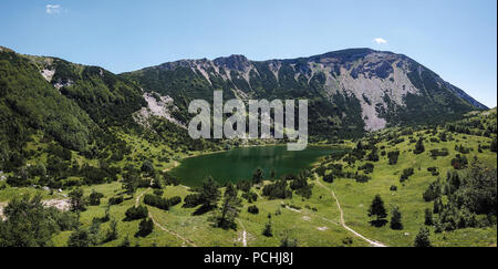 Šator Berg (Šator planina) ist in den Dinarischen Alpen, Bosnien und Herzegowina. Knapp unter dem Gipfel, den Šator See (Šatorsko jezero) positioniert ist. Stockfoto