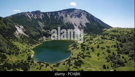 Šator Berg (Šator planina) ist in den Dinarischen Alpen, Bosnien und Herzegowina. Knapp unter dem Gipfel, den Šator See (Šatorsko jezero) positioniert ist. Stockfoto