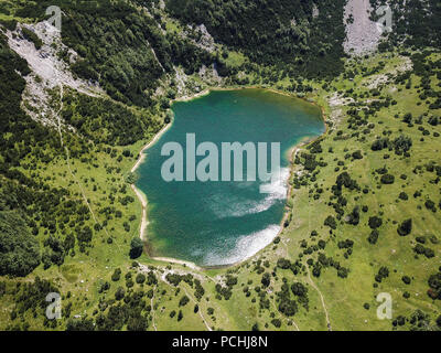 Šator Berg (Šator planina) ist in den Dinarischen Alpen, Bosnien und Herzegowina. Knapp unter dem Gipfel, den Šator See (Šatorsko jezero) positioniert ist. Stockfoto