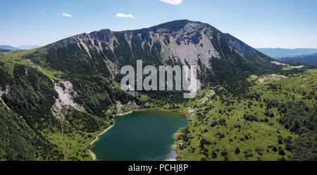 Šator Berg (Šator planina) ist in den Dinarischen Alpen, Bosnien und Herzegowina. Knapp unter dem Gipfel, den Šator See (Šatorsko jezero) positioniert ist. Stockfoto