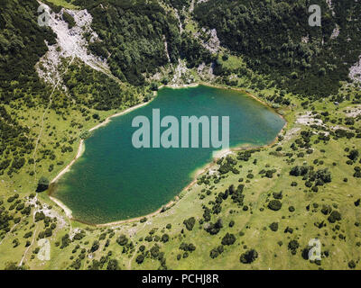 Šator Berg (Šator planina) ist in den Dinarischen Alpen, Bosnien und Herzegowina. Knapp unter dem Gipfel, den Šator See (Šatorsko jezero) positioniert ist. Stockfoto