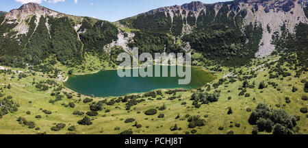 Šator Berg (Šator planina) ist in den Dinarischen Alpen, Bosnien und Herzegowina. Knapp unter dem Gipfel, den Šator See (Šatorsko jezero) positioniert ist. Stockfoto