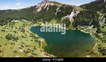 Šator Berg (Šator planina) ist in den Dinarischen Alpen, Bosnien und Herzegowina. Knapp unter dem Gipfel, den Šator See (Šatorsko jezero) positioniert ist. Stockfoto