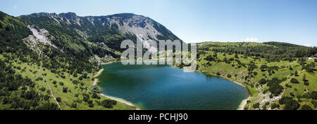 Šator Berg (Šator planina) ist in den Dinarischen Alpen, Bosnien und Herzegowina. Knapp unter dem Gipfel, den Šator See (Šatorsko jezero) positioniert ist. Stockfoto