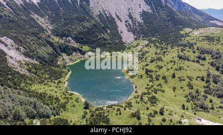 Šator Berg (Šator planina) ist in den Dinarischen Alpen, Bosnien und Herzegowina. Knapp unter dem Gipfel, den Šator See (Šatorsko jezero) positioniert ist. Stockfoto