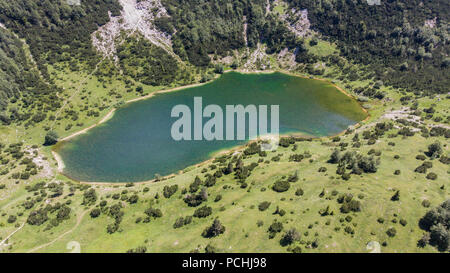 Šator Berg (Šator planina) ist in den Dinarischen Alpen, Bosnien und Herzegowina. Knapp unter dem Gipfel, den Šator See (Šatorsko jezero) positioniert ist. Stockfoto