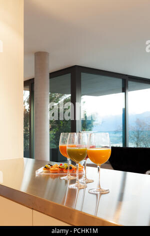 Interieur modernes Haus, Aperitif mit Gebäck Stockfoto